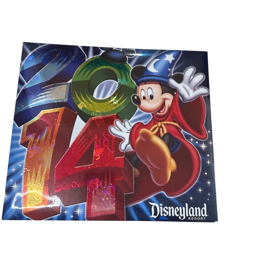 2014 Disneyland scrapbook. New.